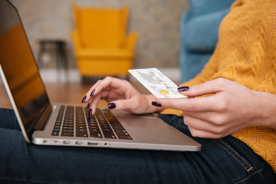 woman-buying online with bank card